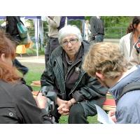 1650_8943 Fernsehinterview von Esther Bejarano am Platz der Bücherverbrennung am Isebekkanal. | Denkmal zur Erinnerung an die Bücherverbrennung in Hamburg Eimsbüttel, Isebekkanal.